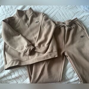 ALO Yoga Tan/Beige 1/4 zip pullover & sweatpant, Medium Petite